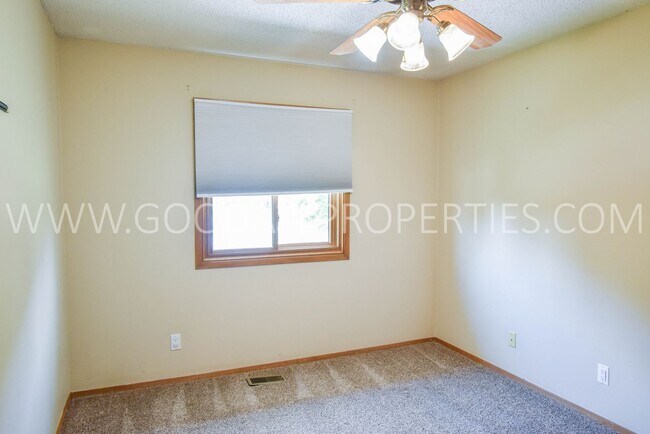 Building Photo - 3 Bedroom, 1.5 Bath Home in West Des Moines