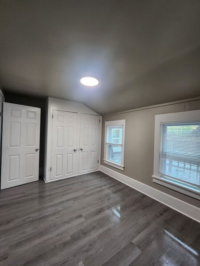 Building Photo - 702 S Commercial St