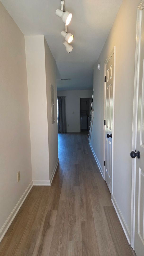 Building Photo - Charming 2 Bedroom Townhouse