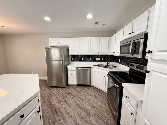 Building Photo - Beautiful 2 Bedroom, 2.5 Bath Townhome in St. Andrews at Stoney Creek – Golf Course Community, Wh...