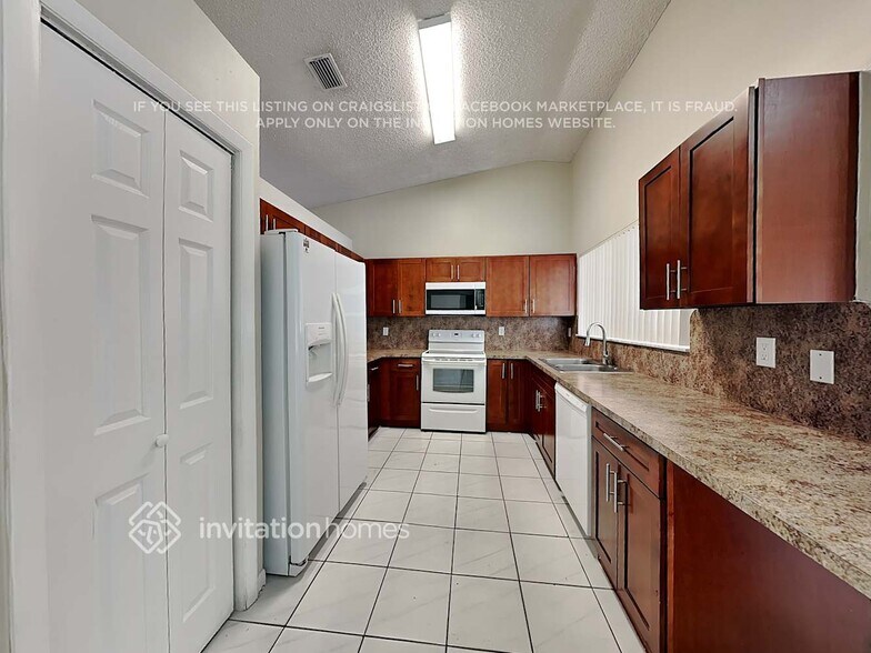 Building Photo - 4711 SW 142nd Ct