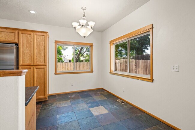 Building Photo - 608 Shadow Way