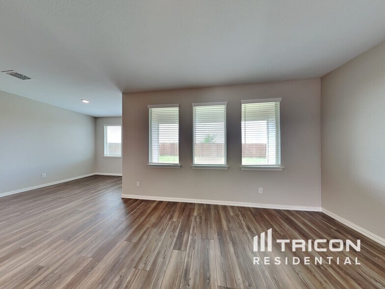 Building Photo - 1073 N Churchill Dr