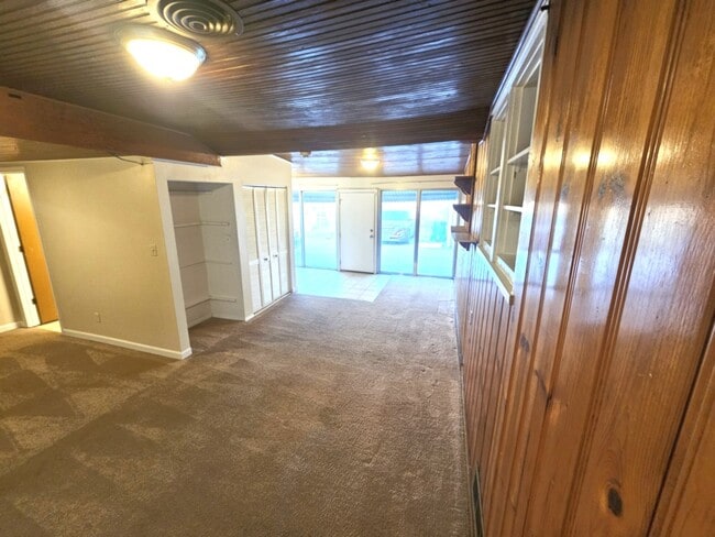 Building Photo - Spacious Ranch Home