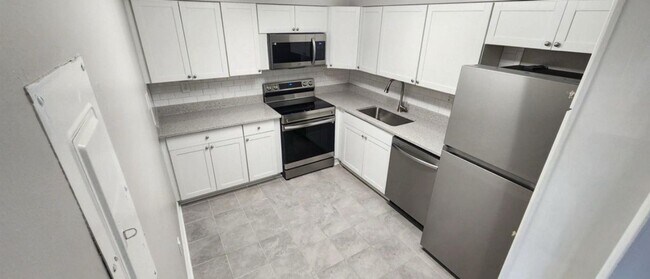 Building Photo - Newly Renovated Condo Located In Highly Desirable Area Of Forest Acres!
