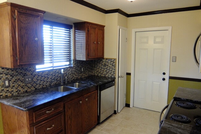 Building Photo - 10526 Sundown Dr