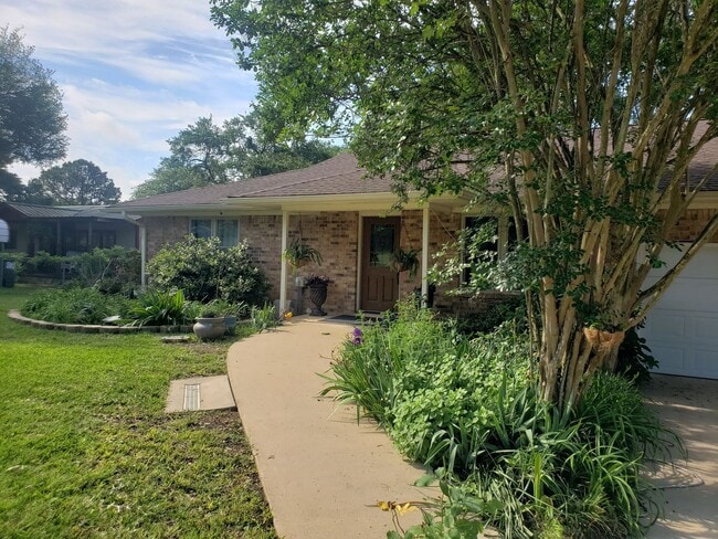 Building Photo - Stunning, fully furnished 3-bedroom, 2-bath lakefront home on Lake Palestine!
