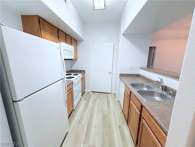 Building Photo - 7255 W Sunset Rd