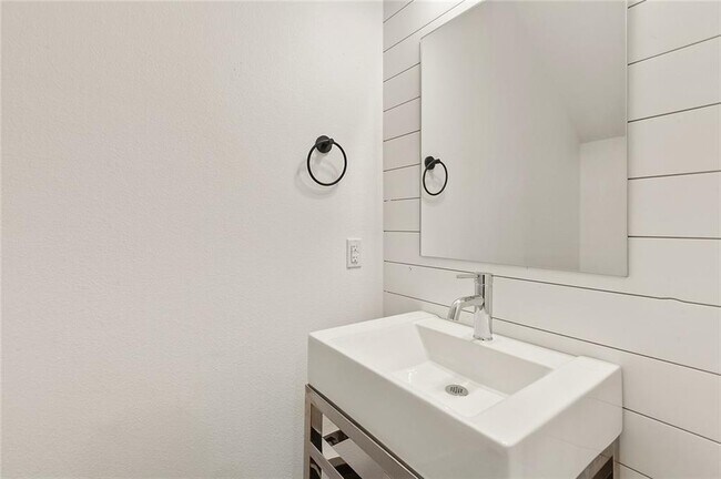 Building Photo - 603 Bissonet Ln