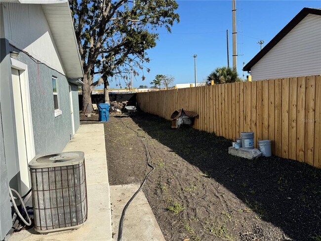 Building Photo - 11063 Auburndale St