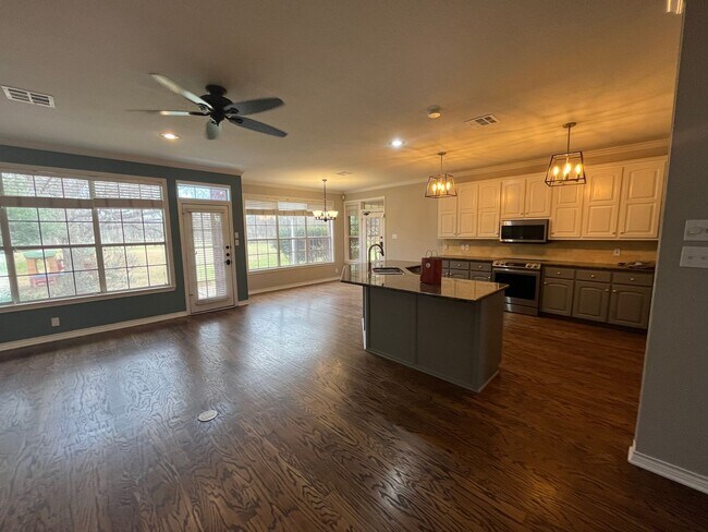 Building Photo - Mill Creek Executive Home Overlooking Golf Course at 17th Tee