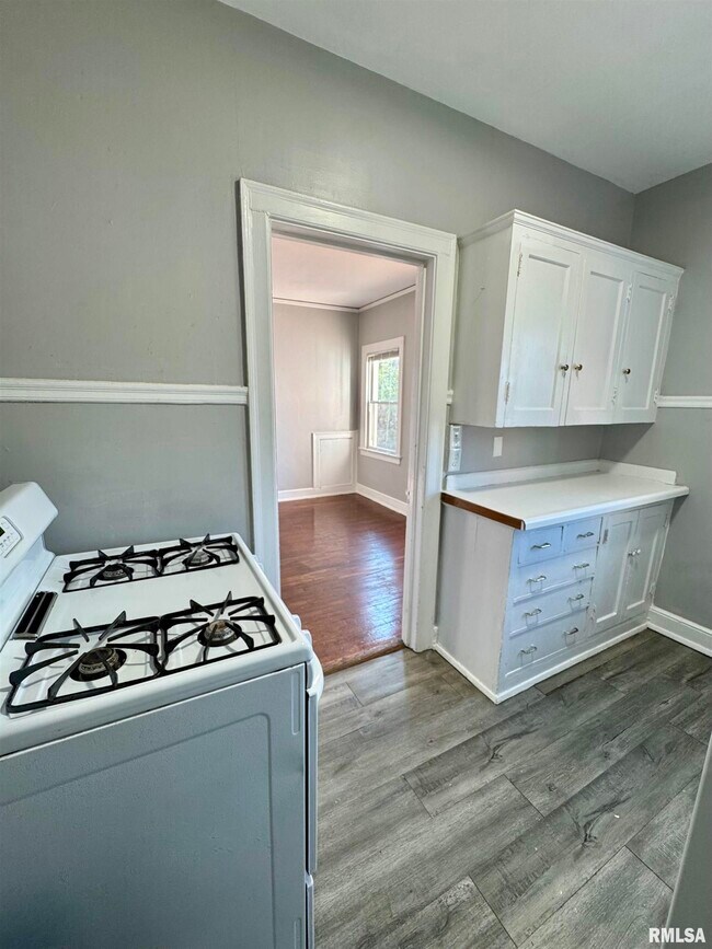 Building Photo - 2028 7th Ave