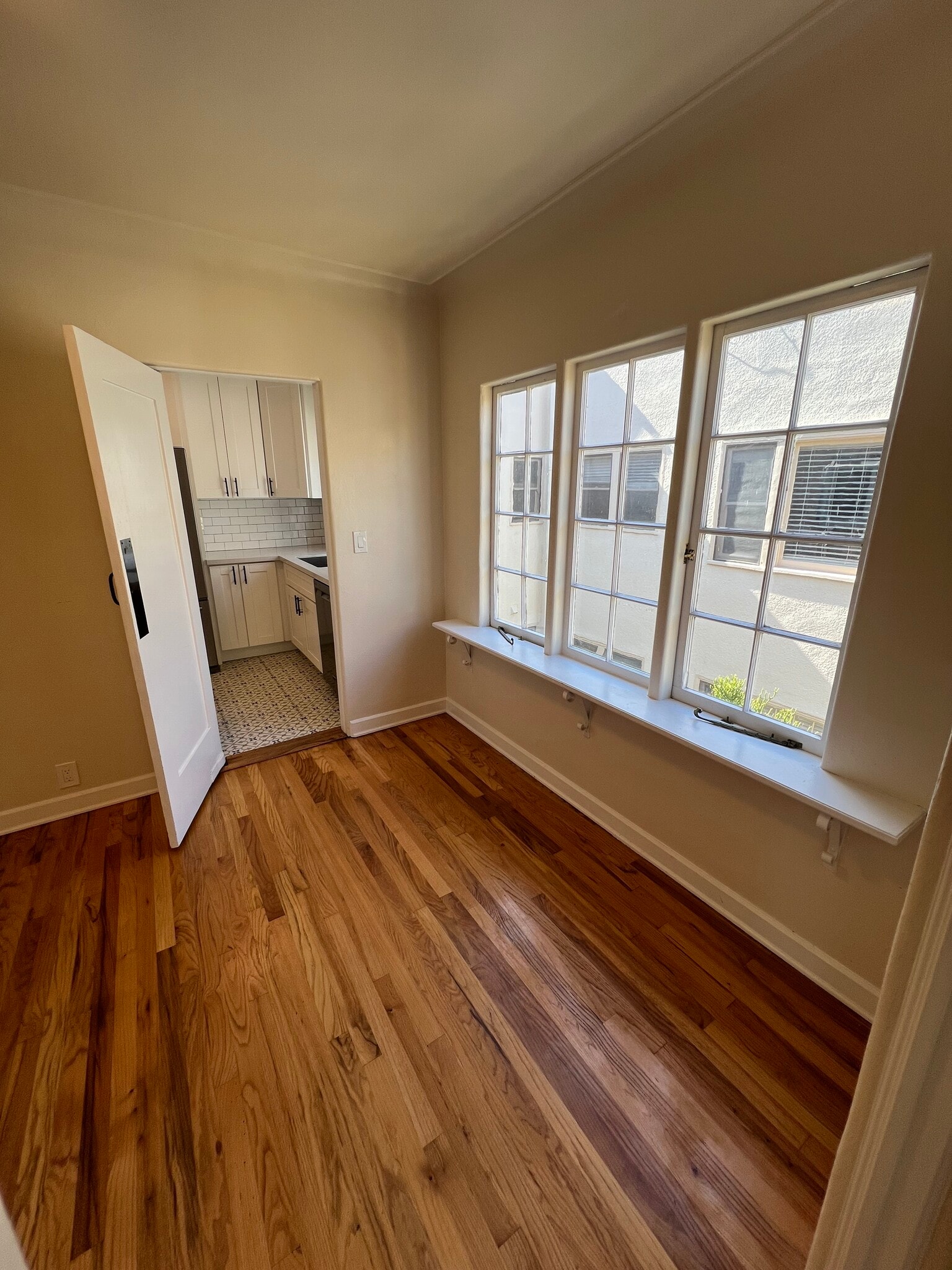 Kitchen-adjacent sitting / dining room - 2528 Front St