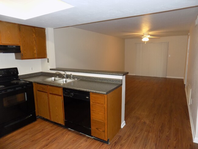 Building Photo - **Available in April** 2 Br/2 ba Condo clo...