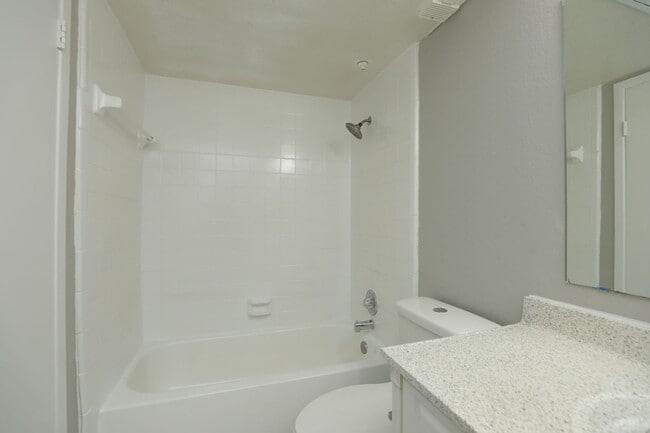 Building Photo - For Lease-Housing Vouchers Accepted | 2 Bed, 2 Bath | 925 Sq Ft | Lakecrest Community |