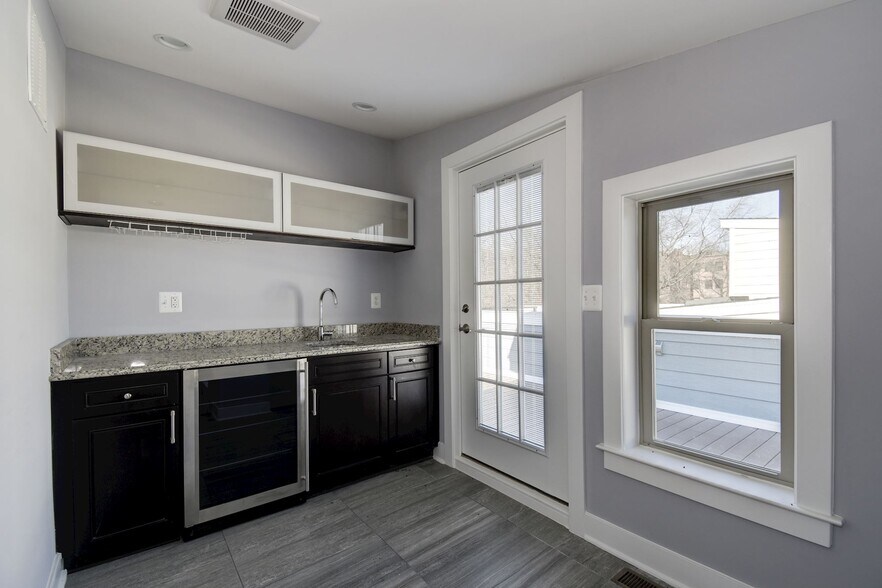 Building Photo - 2122 3rd St NE