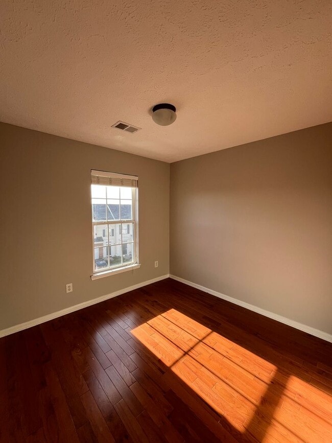 Building Photo - 3 Bedroom/ 2.5 Bath Townhome with 1 Car Garage, Laminate Floors, Minutes to Bellevue and Nashvill...