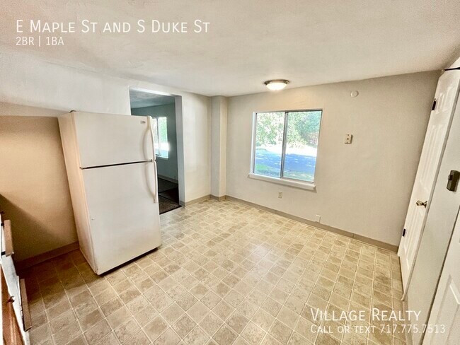 Building Photo - 461 E Maple St