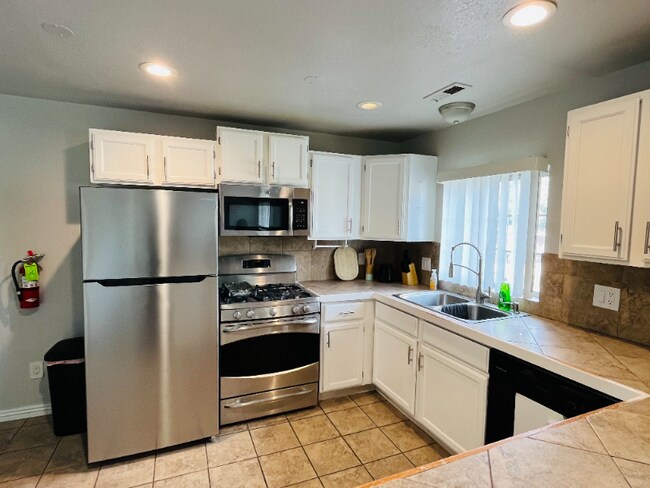 Building Photo - 546 E Delno Dr