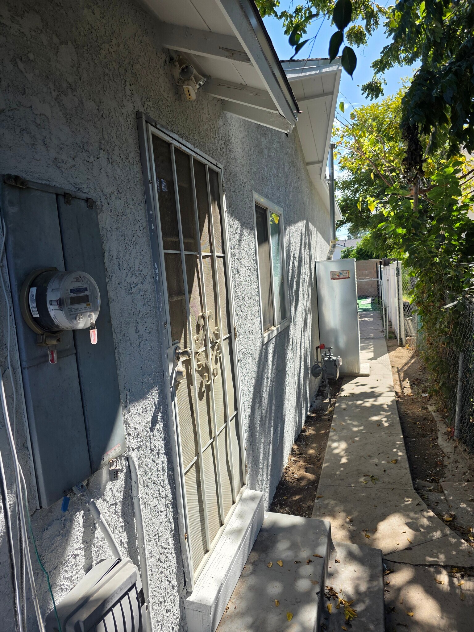 Building Photo - 15360 Saticoy St
