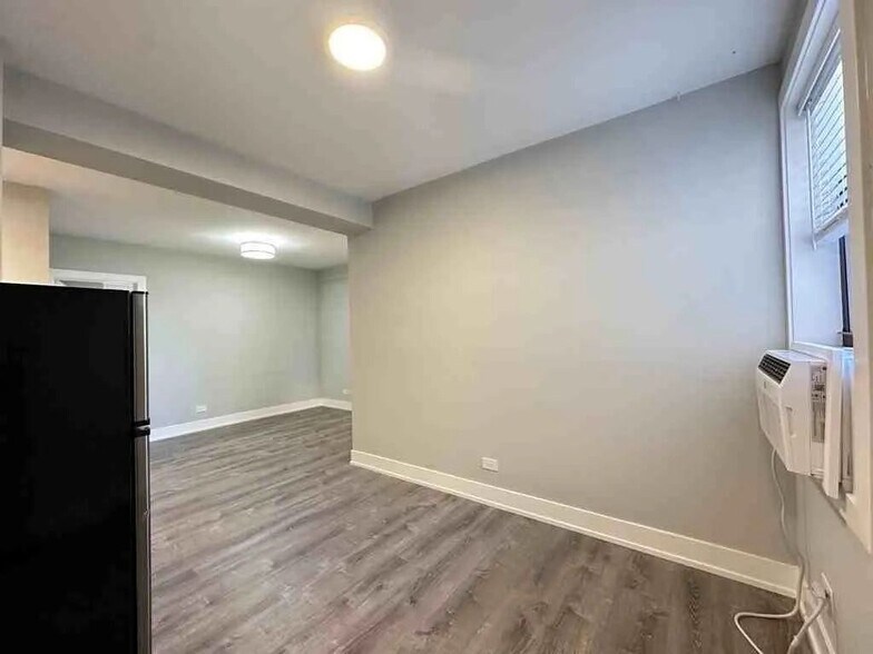 Building Photo - 505 W Belmont Ave