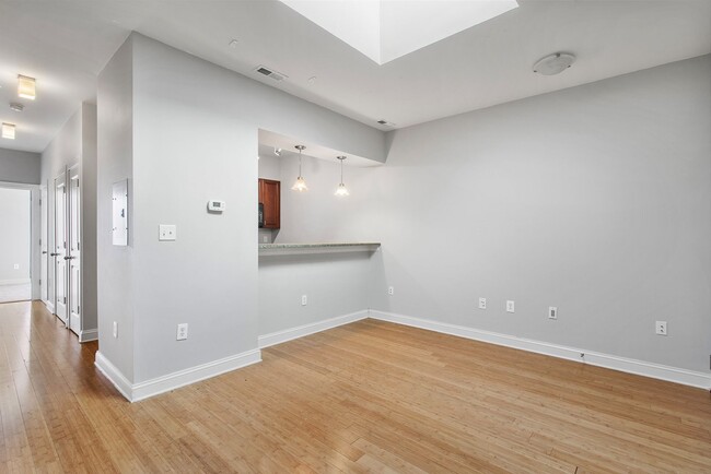 Building Photo - Stunning 1 Bed / 1 Bath - Available Now! N...