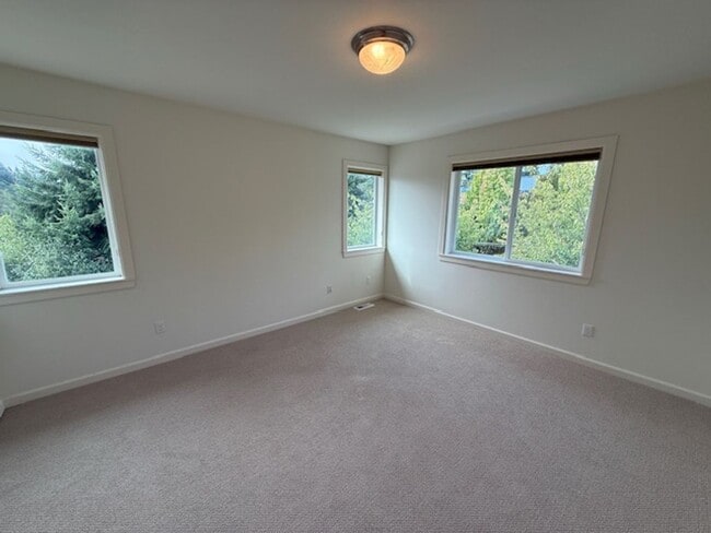 Building Photo - 11543 NE Skyward Loop