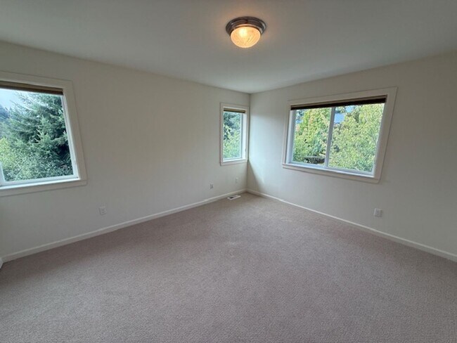 Building Photo - UPDATED CHAFFEY 4 BEDROOOM KINGSTON HOME FOR RENT WITH GREAT VIEWS!