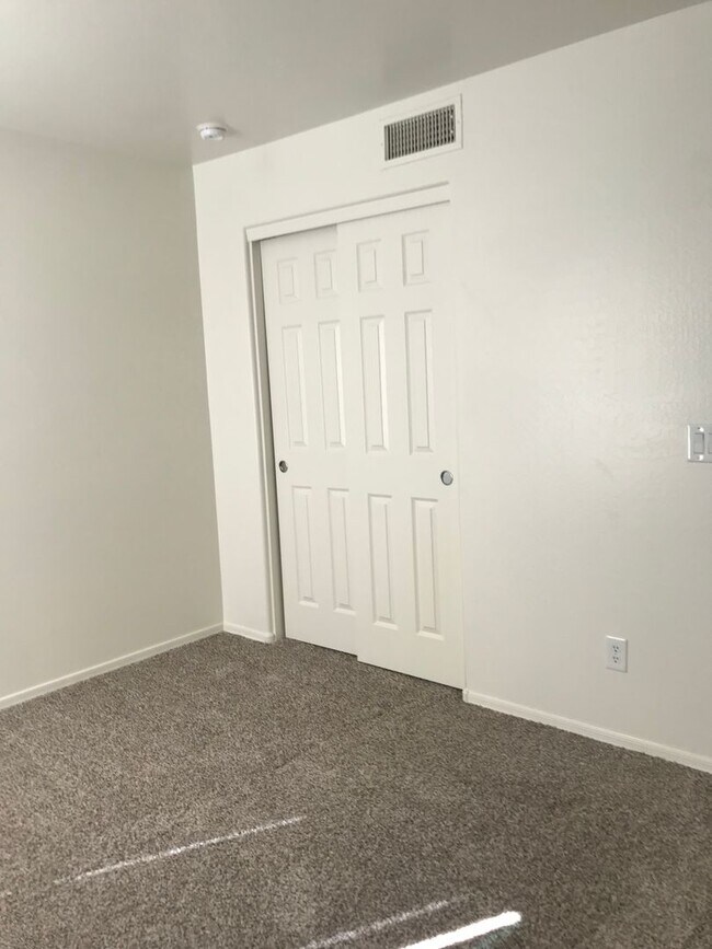 Building Photo - Coming in August Spacious 3br Home in Cort...