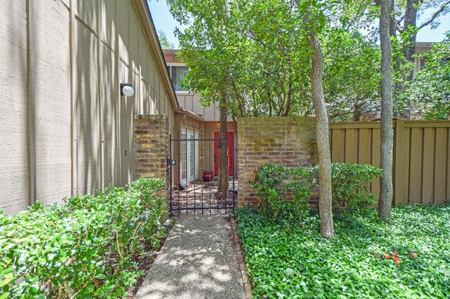 Building Photo - 3 Bedroom Townhouse - Northwest Hills