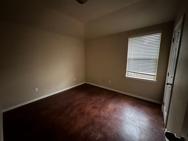 Building Photo - 4305 Cambridge Dr