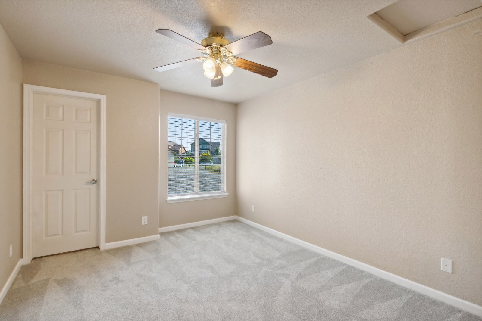 Building Photo - Updated 2-Bed, 2-Bath Condo Just 15 Minute...