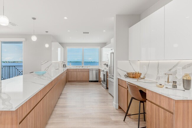 Building Photo - 41 SW Seminole St