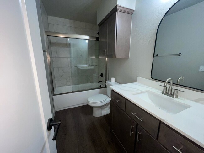 Building Photo - Modern 2 Bedroom Condo