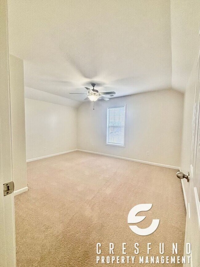 Building Photo - Freshly Painted and Spacious 4 Bedroom, 3 ...