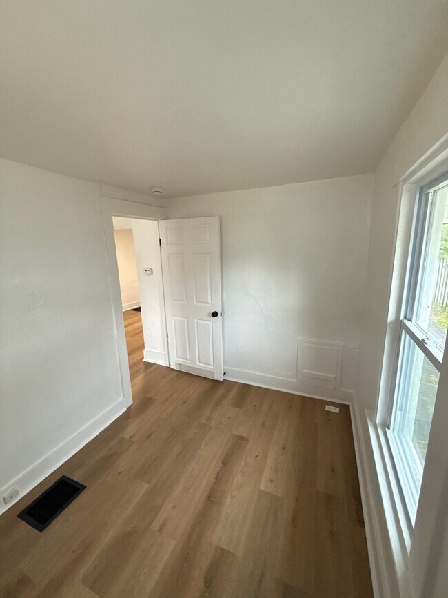 Building Photo - 4119 Farnham Ave