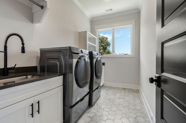 Building Photo - BEAUTIFUL CUSTOM BUILT HOME. 12 SOUTH ACRO...