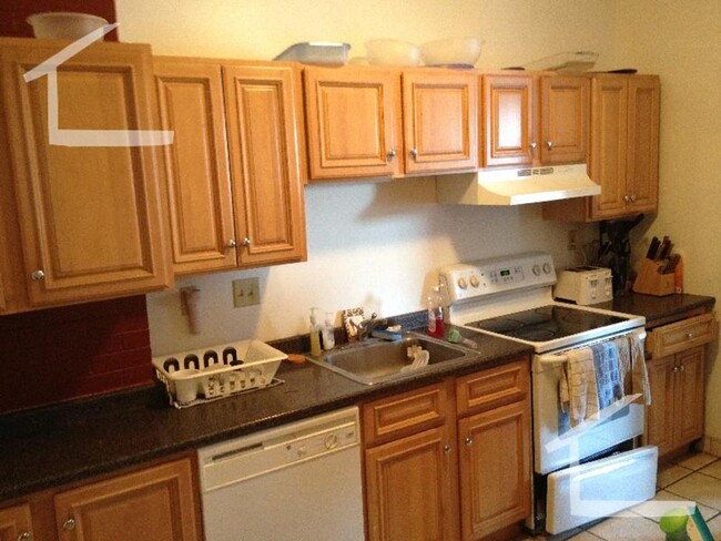 Building Photo - Great Brighton 5-Bed!