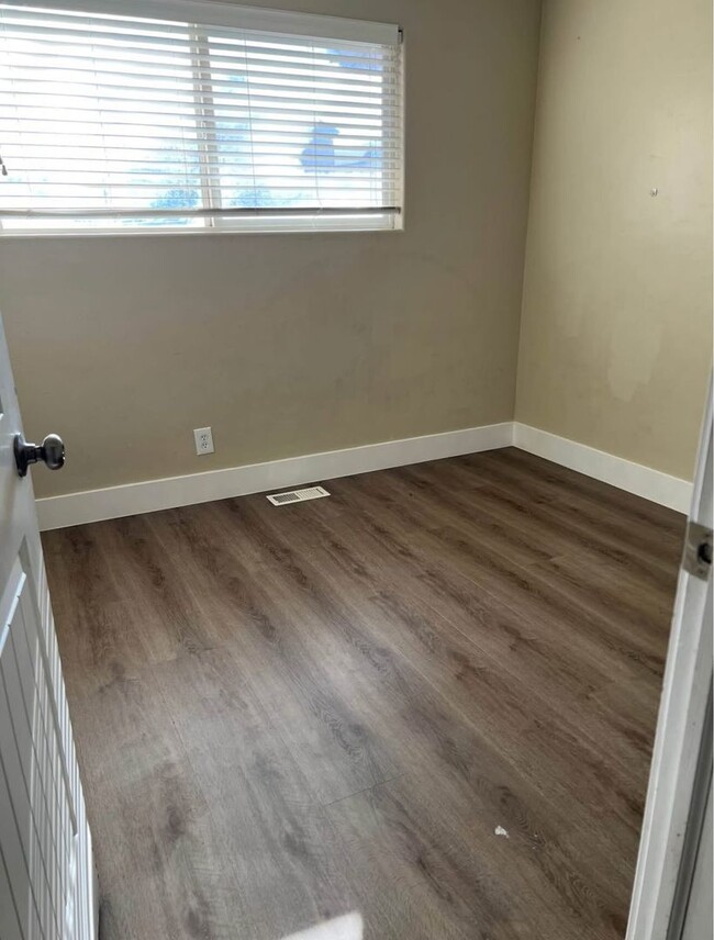 Building Photo - 1040 W 400 N