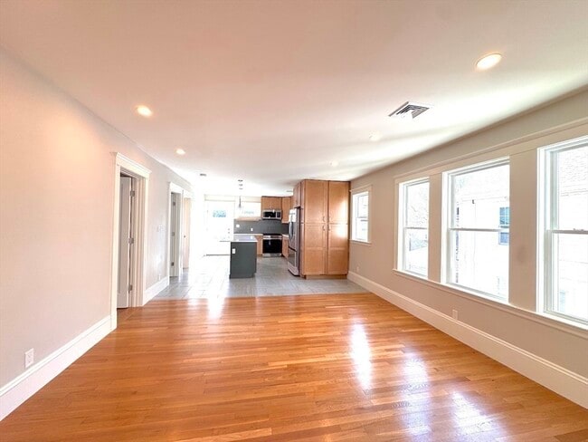 Building Photo - 14 White St