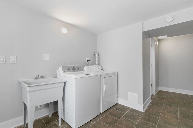 Building Photo - 1144 N Austin Blvd