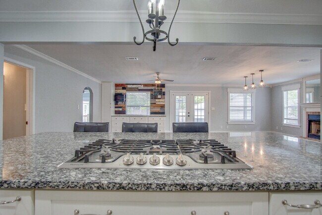 Building Photo - East Hill 3BR Home Near Bayview Park with Office, Hot Tub, Workshop & Detached Garage