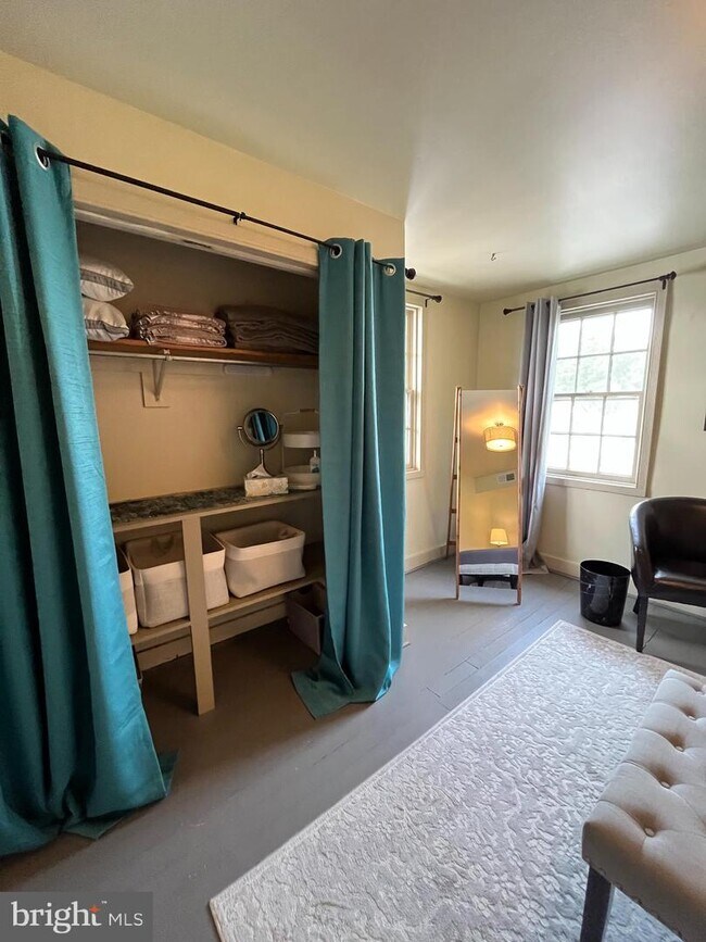 Building Photo - 509 S Market St