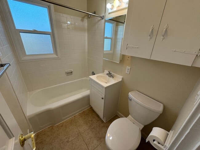 Building Photo - Cute little home with huge back yard.