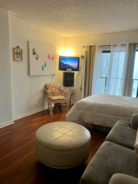 Building Photo - 1280 WPS