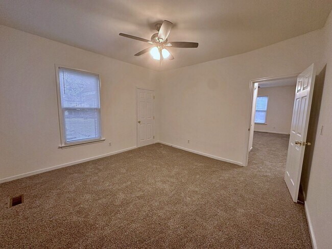 Building Photo - Bellevue - 2 Bedroom Apartment