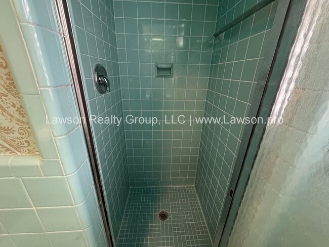 Building Photo - Spacious South Roanoke Home with Lawn Care Included