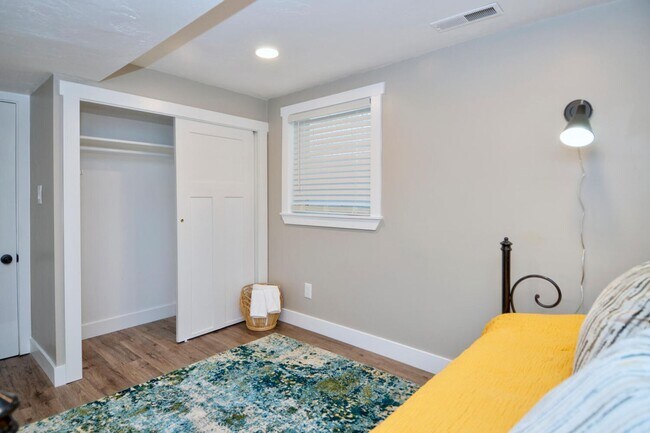 Building Photo - Remodeled Detached Cottage with Fenced Yard! Pet Friendly!