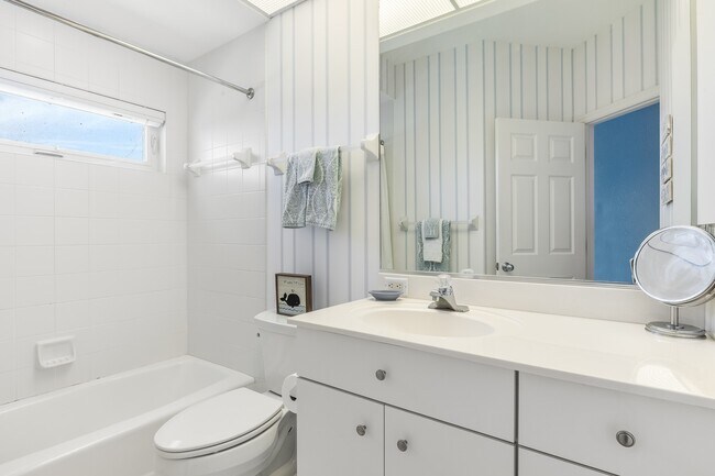 Building Photo - 777 Beach View Dr