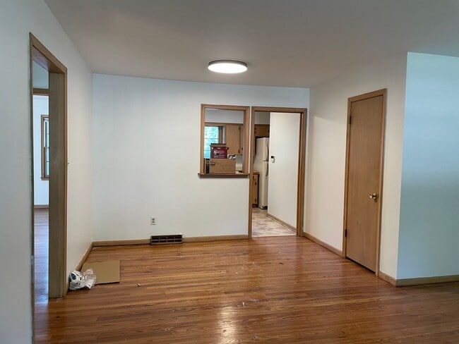 Building Photo - {731} Convenient Location + Full basement + 2 Car Tandem Garage